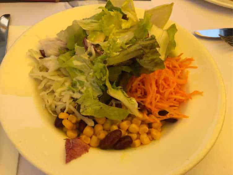 gemischter salad on a plate