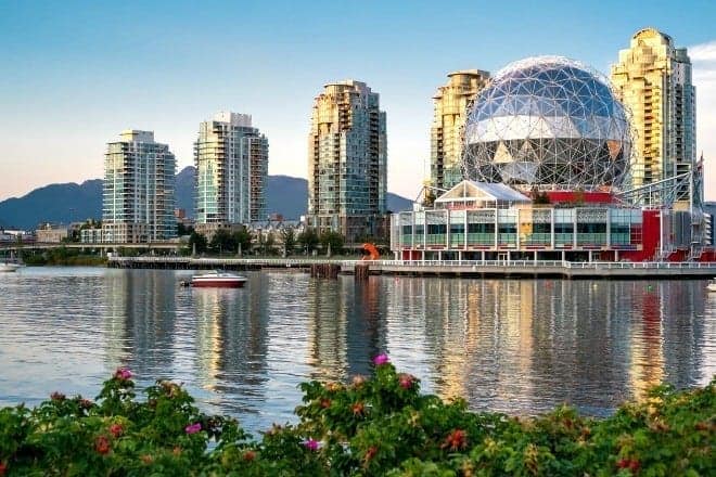 Vancouver's grey and rainy skies shouldn't prevent your family fun. Here are some of our favorite indoor places for rainy day activities for kids. (via thetravellingmom.ca)