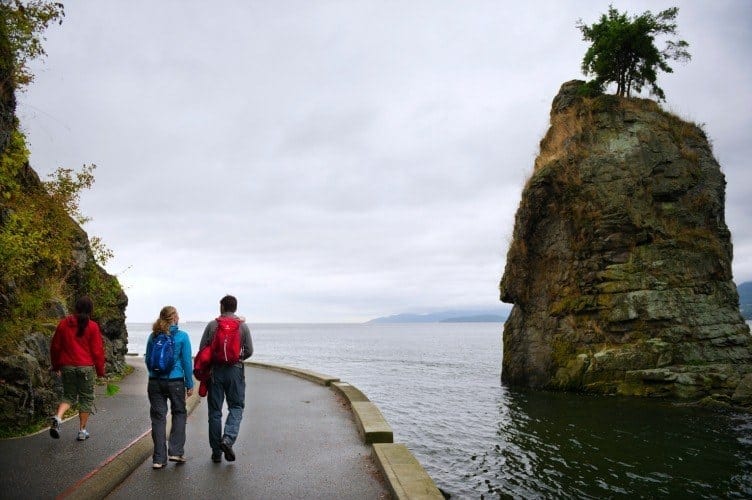 The green heart of Vancouver is one of the most popular tourist attractions in the city. How to spend an autumn day exploring Stanley Park | thetravellingmom.ca