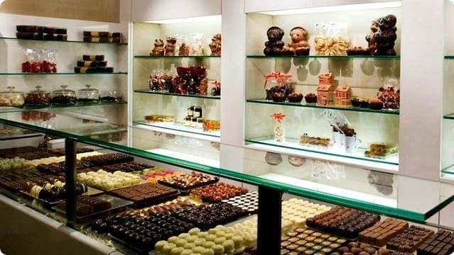 Belgium produces the most delicious and exquisite chocolate pralines in the world. Full stop. Our top five favorite sources for Belgium chocolate. (via thetravellingmom.ca)